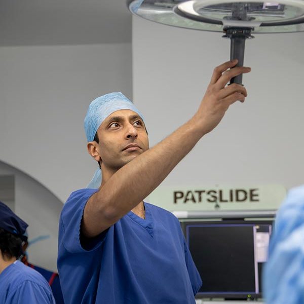 surgeon adjusting light in surgery